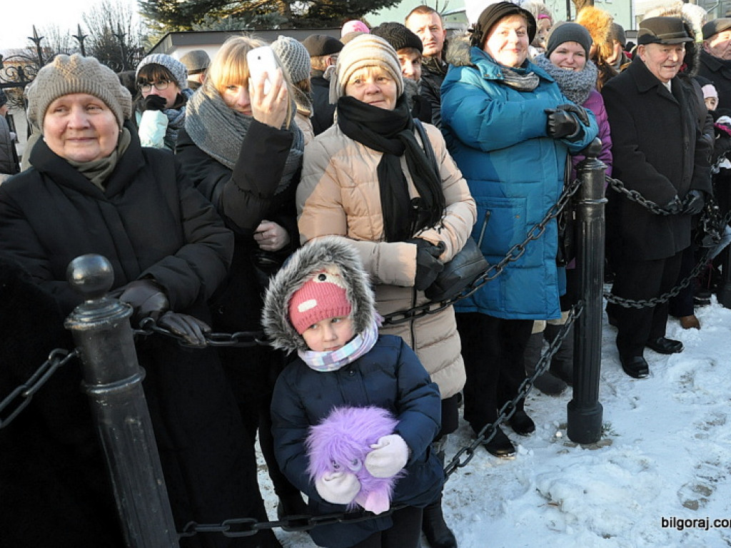Trzej Królowie na ulicach Biłgoraja szukali Nowonarodzonego Jezusa (FOTO, VIDEO)