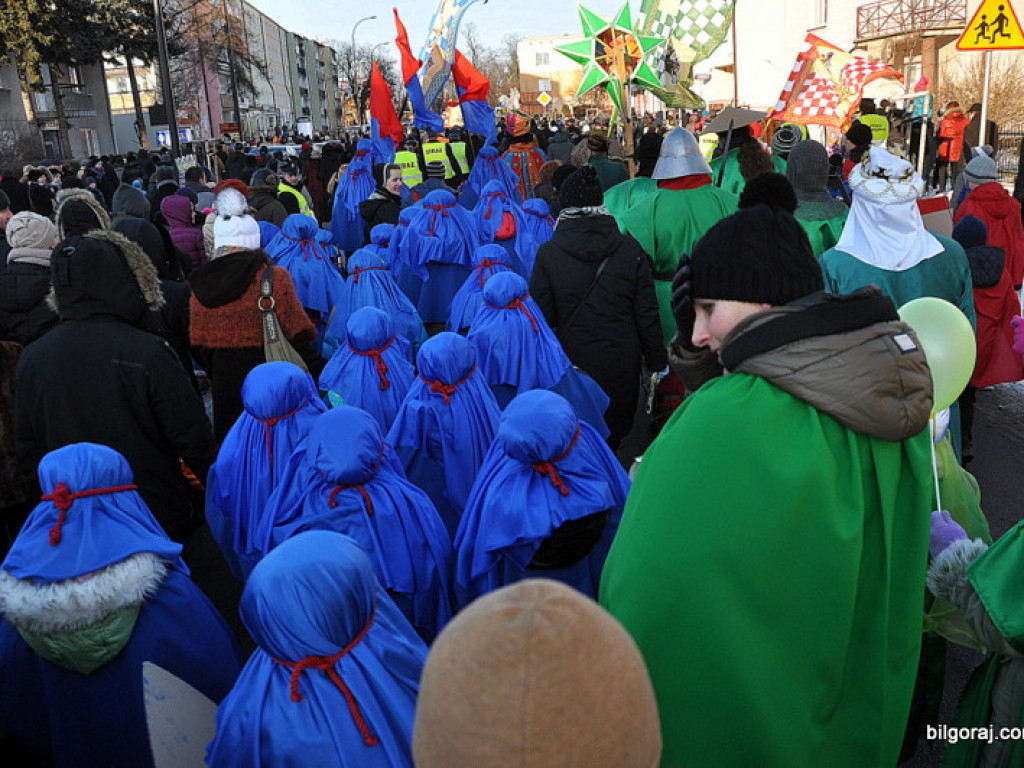 Trzej Królowie na ulicach Biłgoraja szukali Nowonarodzonego Jezusa (FOTO, VIDEO)