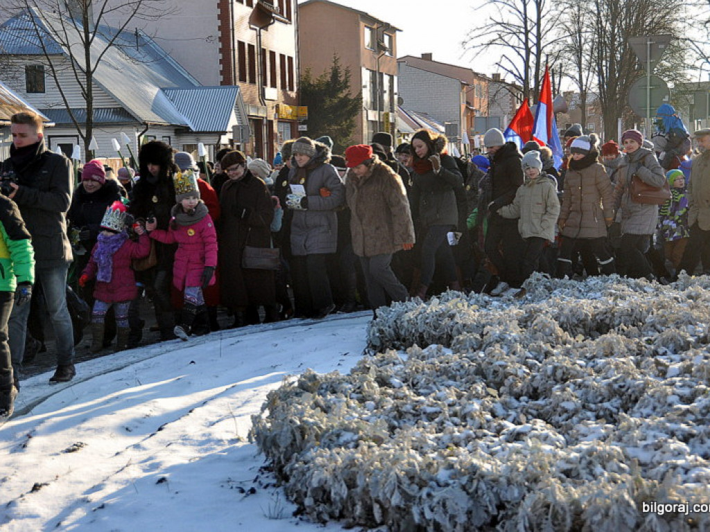 Trzej Królowie na ulicach Biłgoraja szukali Nowonarodzonego Jezusa (FOTO, VIDEO)