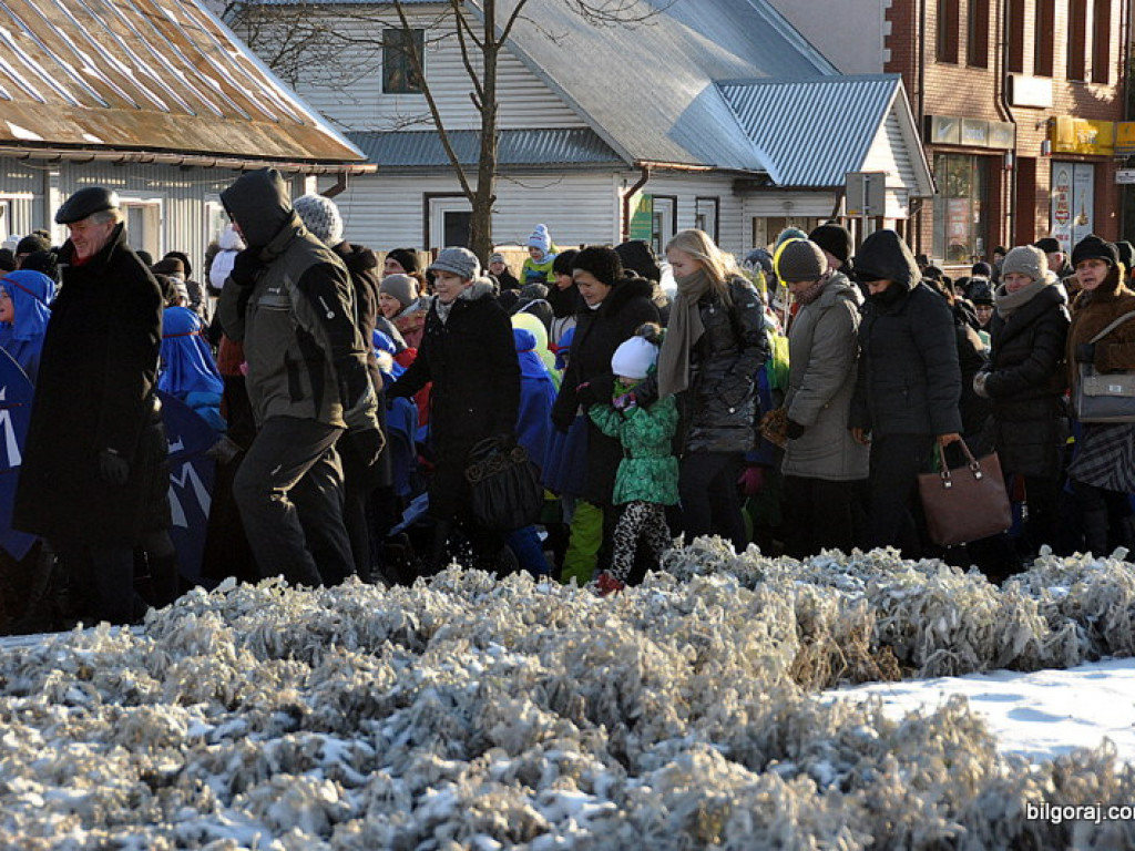 Trzej Królowie na ulicach Biłgoraja szukali Nowonarodzonego Jezusa (FOTO, VIDEO)