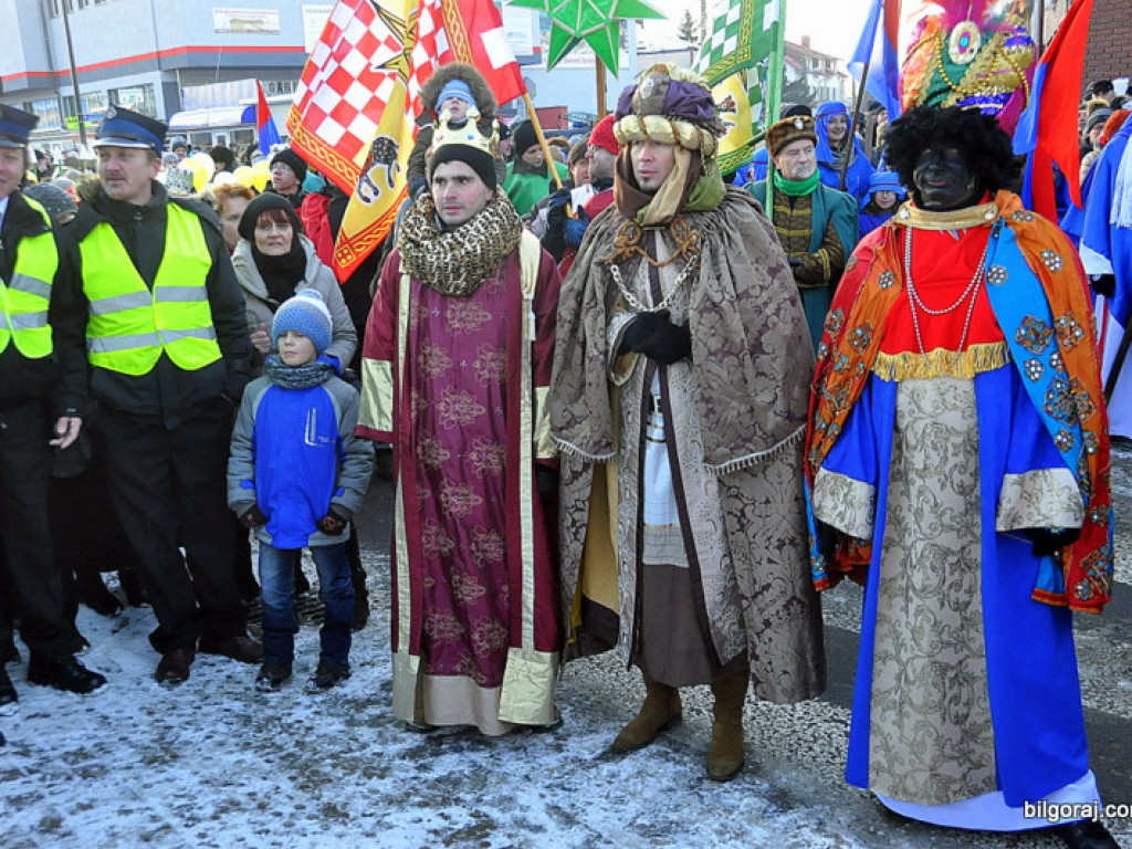 Trzej Królowie na ulicach Biłgoraja szukali Nowonarodzonego Jezusa (FOTO, VIDEO)