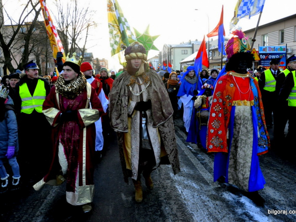 Trzej Królowie na ulicach Biłgoraja szukali Nowonarodzonego Jezusa (FOTO, VIDEO)