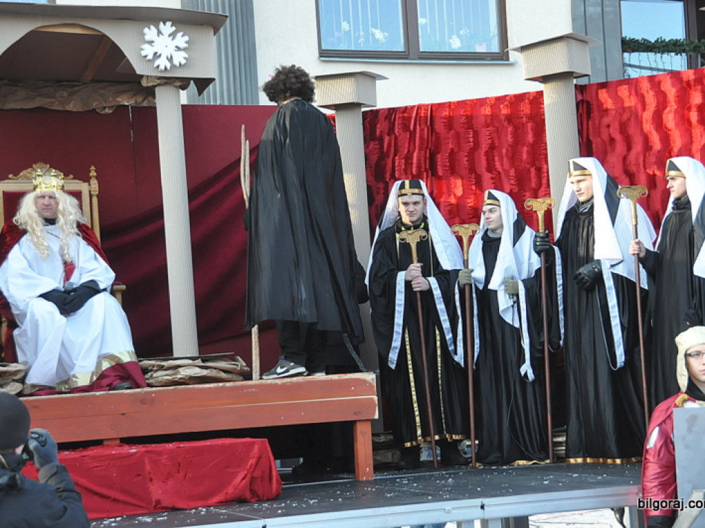 Trzej Królowie na ulicach Biłgoraja szukali Nowonarodzonego Jezusa (FOTO, VIDEO)