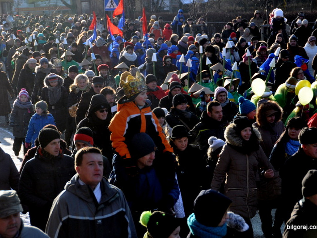 Trzej Królowie na ulicach Biłgoraja szukali Nowonarodzonego Jezusa (FOTO, VIDEO)