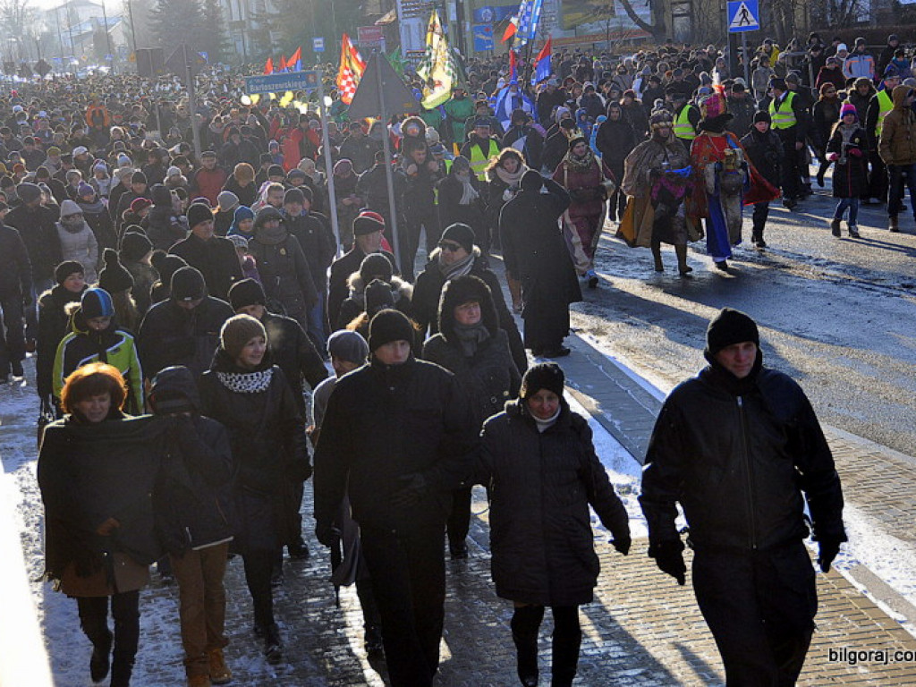 Trzej Królowie na ulicach Biłgoraja szukali Nowonarodzonego Jezusa (FOTO, VIDEO)