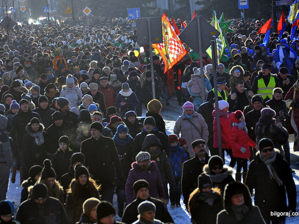Trzej Królowie na ulicach Biłgoraja szukali Nowonarodzonego Jezusa (FOTO, VIDEO)