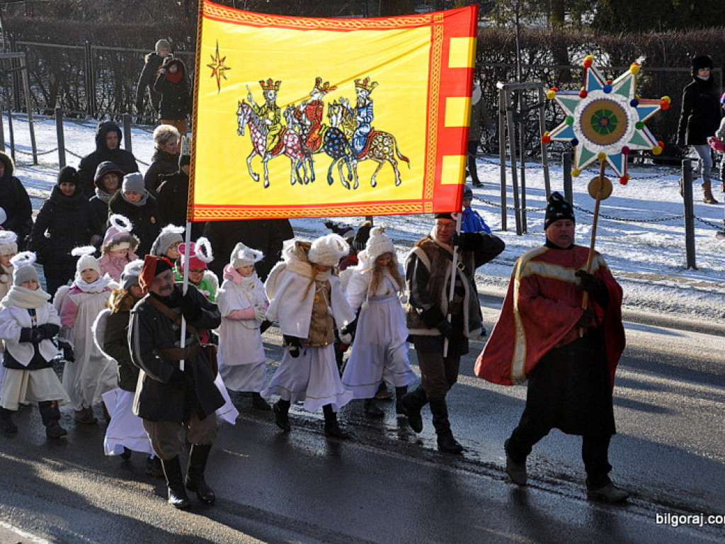 Trzej Królowie na ulicach Biłgoraja szukali Nowonarodzonego Jezusa (FOTO, VIDEO)