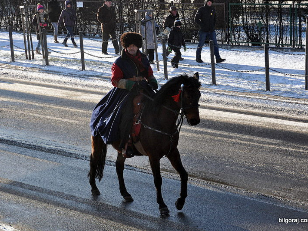 Trzej Królowie na ulicach Biłgoraja szukali Nowonarodzonego Jezusa (FOTO, VIDEO)