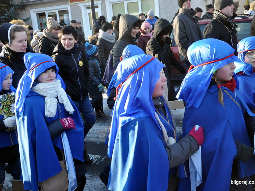 Trzej Królowie na ulicach Biłgoraja szukali Nowonarodzonego Jezusa (FOTO, VIDEO)