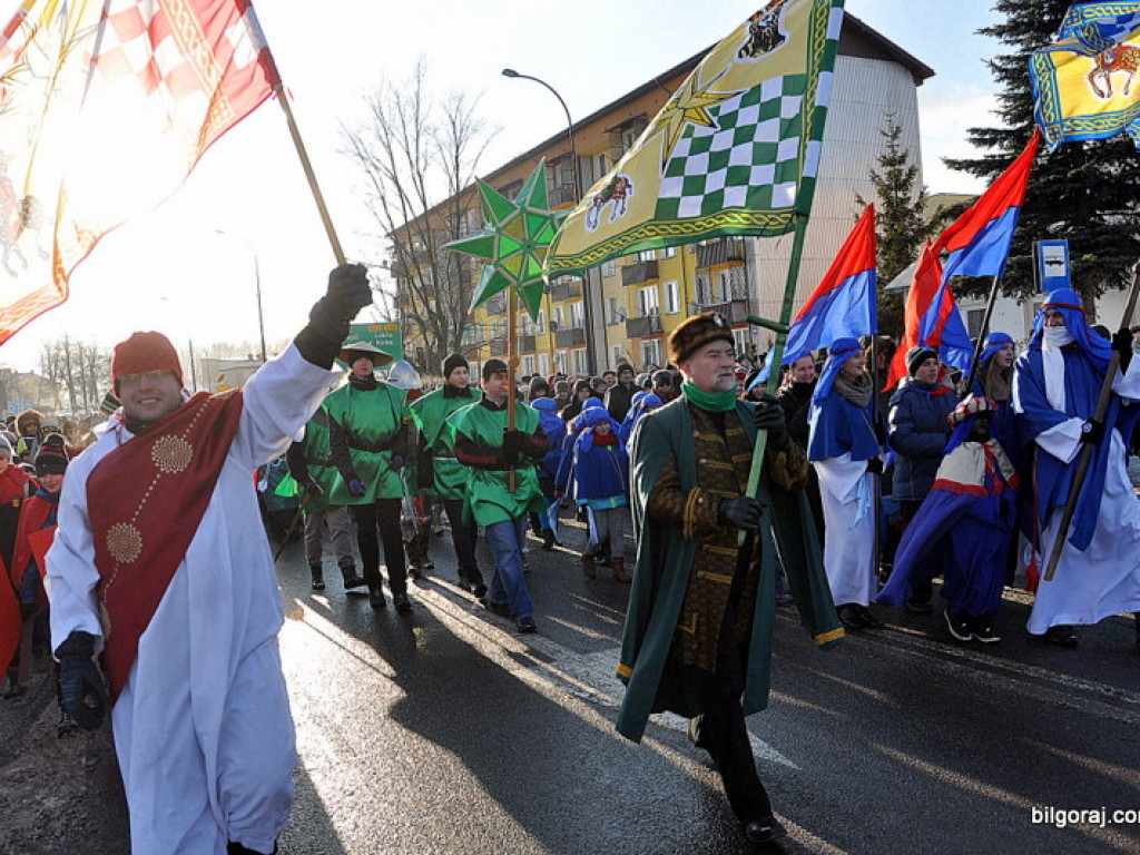 Trzej Królowie na ulicach Biłgoraja szukali Nowonarodzonego Jezusa (FOTO, VIDEO)