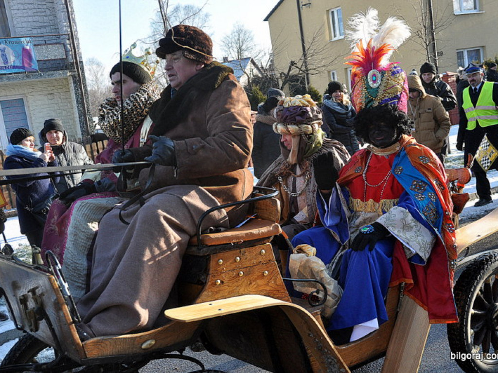 Trzej Królowie na ulicach Biłgoraja szukali Nowonarodzonego Jezusa (FOTO, VIDEO)