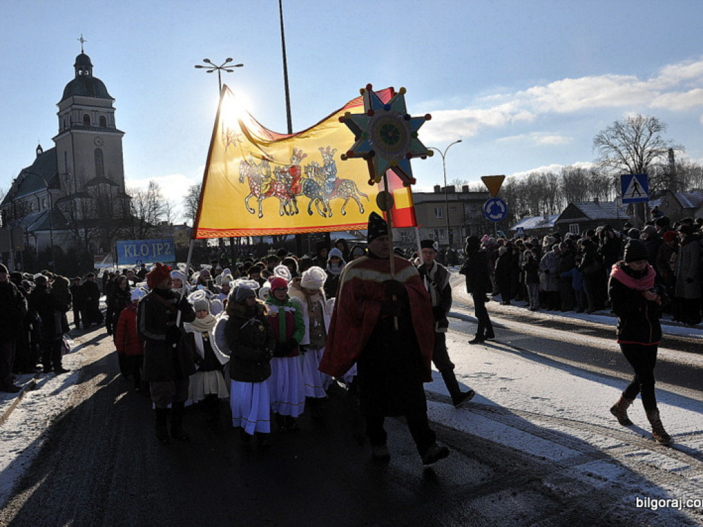 Trzej Królowie na ulicach Biłgoraja szukali Nowonarodzonego Jezusa (FOTO, VIDEO)