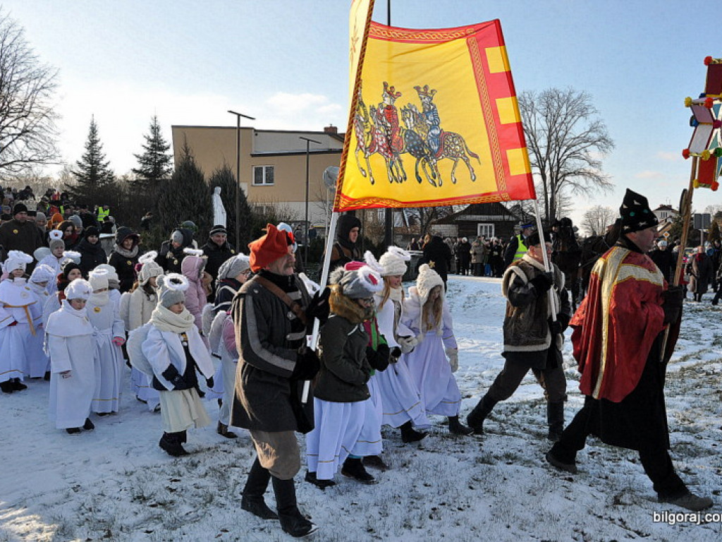 Trzej Królowie na ulicach Biłgoraja szukali Nowonarodzonego Jezusa (FOTO, VIDEO)