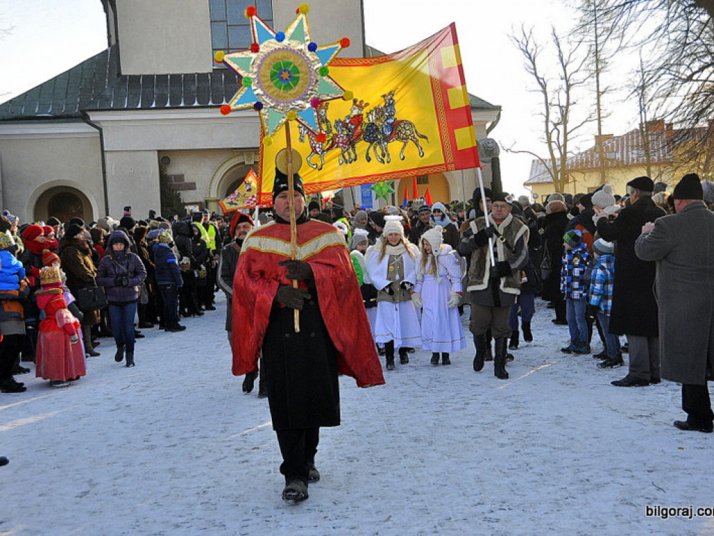 Trzej Królowie na ulicach Biłgoraja szukali Nowonarodzonego Jezusa (FOTO, VIDEO)