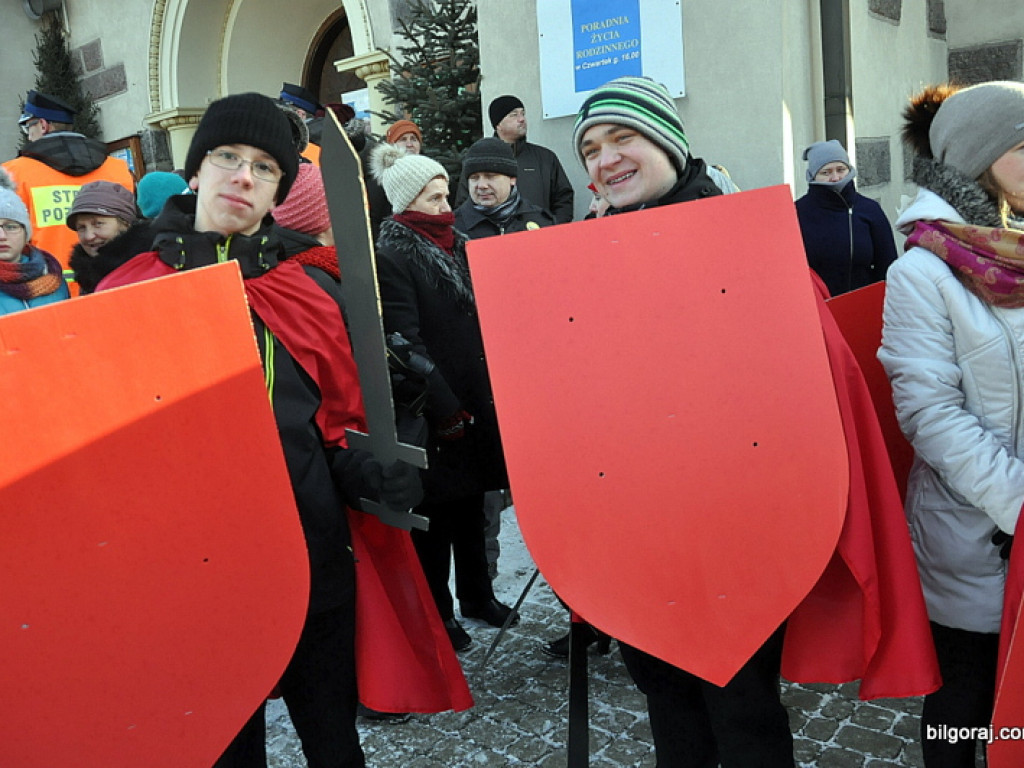 Trzej Królowie na ulicach Biłgoraja szukali Nowonarodzonego Jezusa (FOTO, VIDEO)