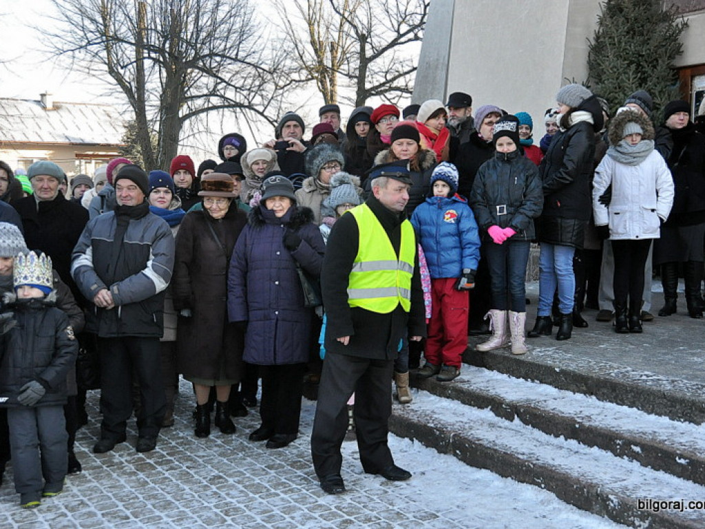 Trzej Królowie na ulicach Biłgoraja szukali Nowonarodzonego Jezusa (FOTO, VIDEO)