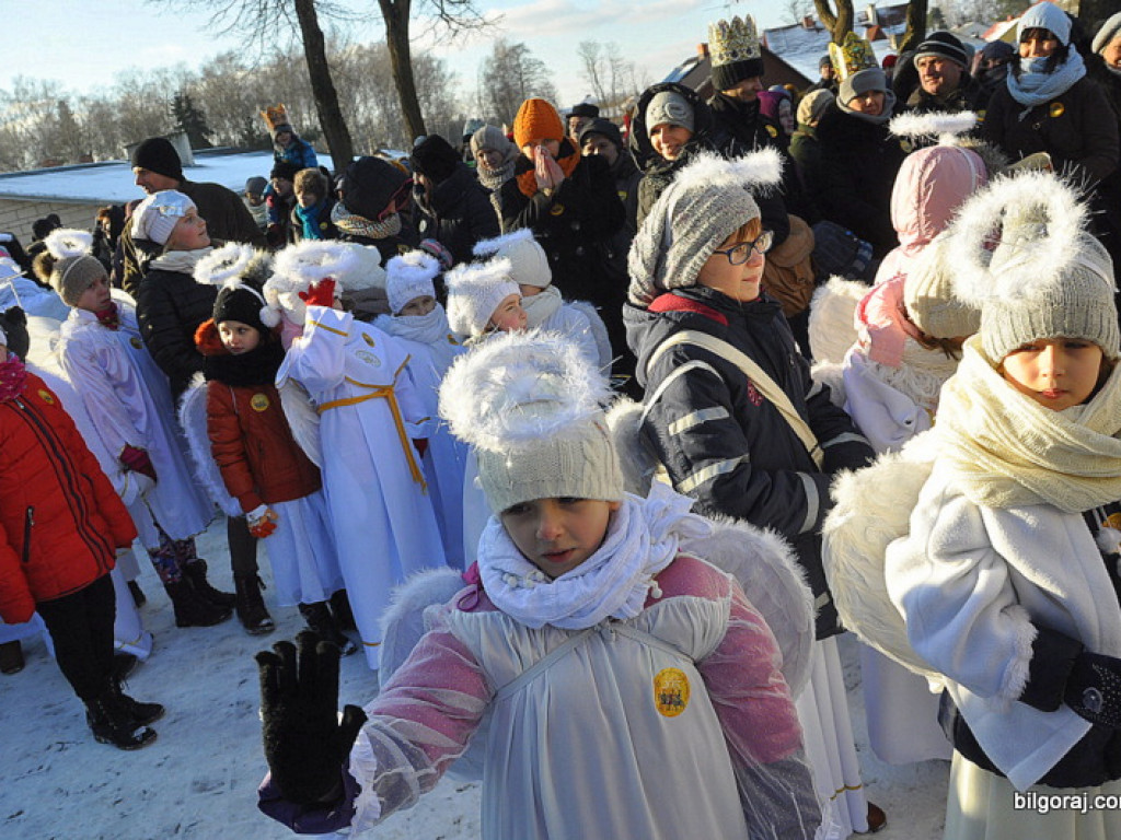 Trzej Królowie na ulicach Biłgoraja szukali Nowonarodzonego Jezusa (FOTO, VIDEO)