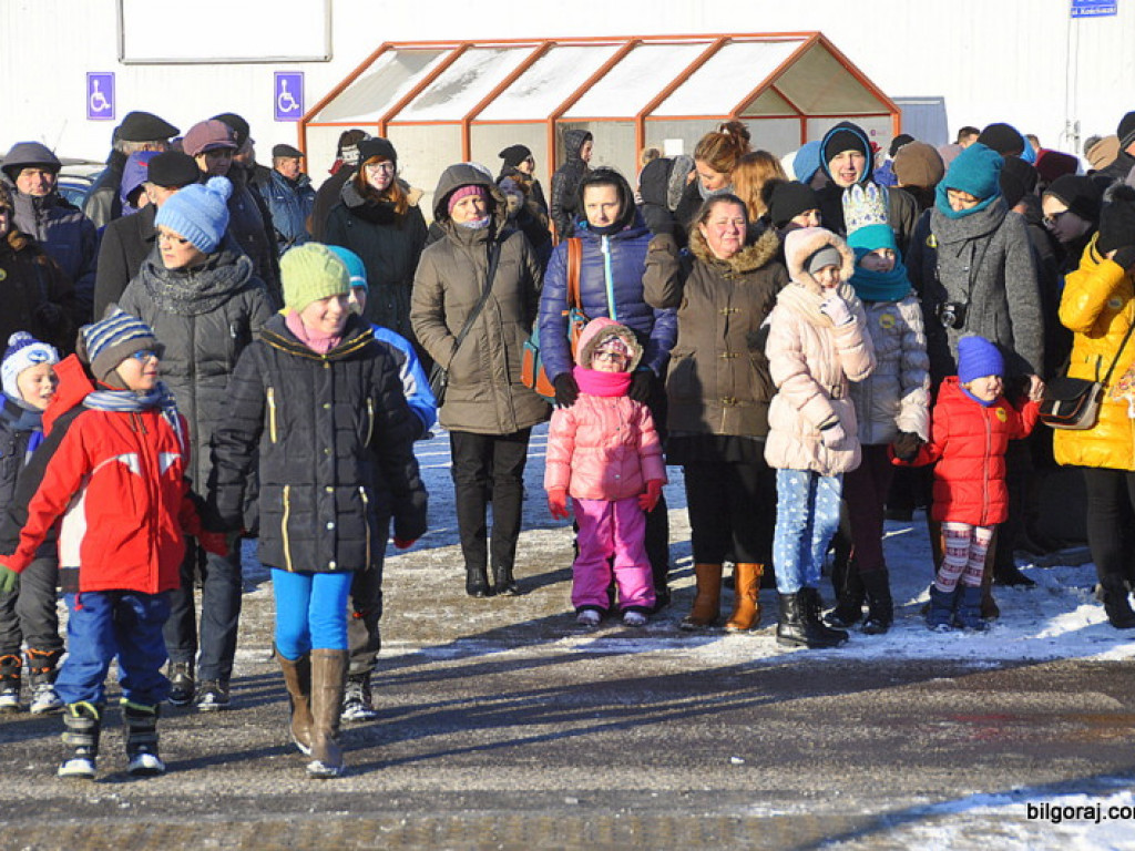 Trzej Królowie na ulicach Biłgoraja szukali Nowonarodzonego Jezusa (FOTO, VIDEO)