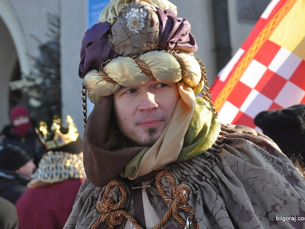Trzej Królowie na ulicach Biłgoraja szukali Nowonarodzonego Jezusa (FOTO, VIDEO)