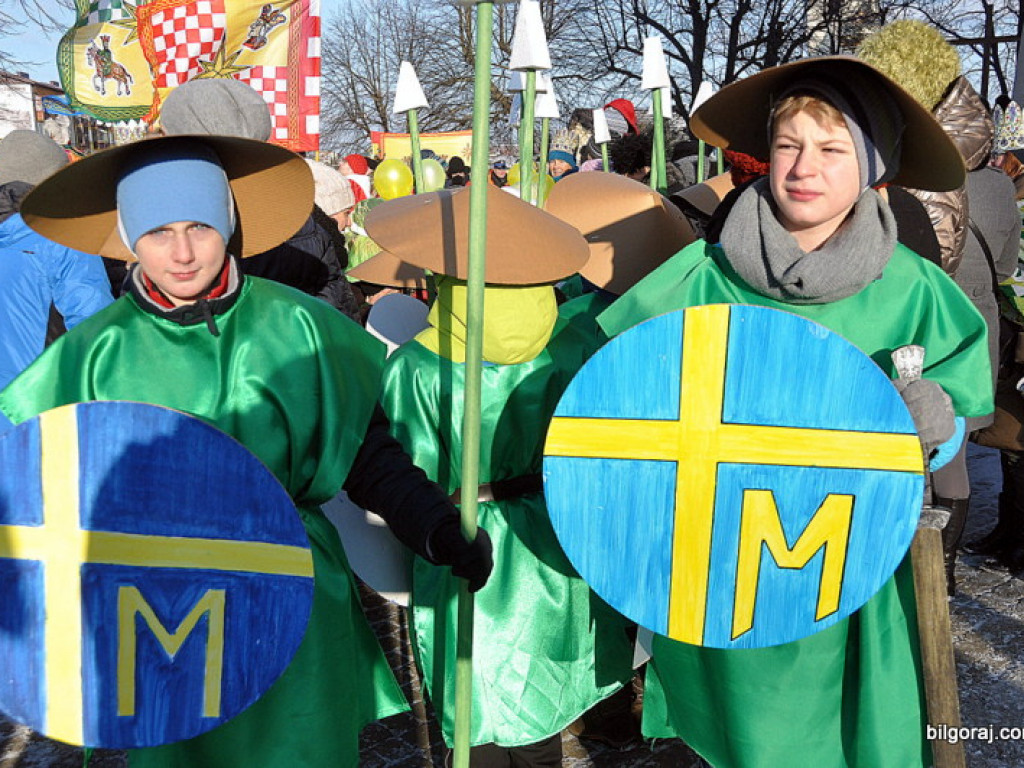 Trzej Królowie na ulicach Biłgoraja szukali Nowonarodzonego Jezusa (FOTO, VIDEO)