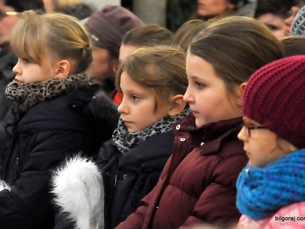 Trzej Królowie na ulicach Biłgoraja szukali Nowonarodzonego Jezusa (FOTO, VIDEO)