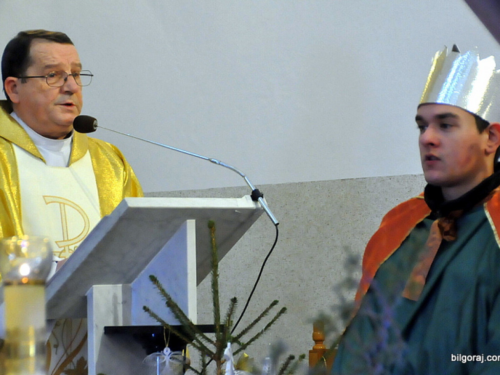 Trzej Królowie na ulicach Biłgoraja szukali Nowonarodzonego Jezusa (FOTO, VIDEO)