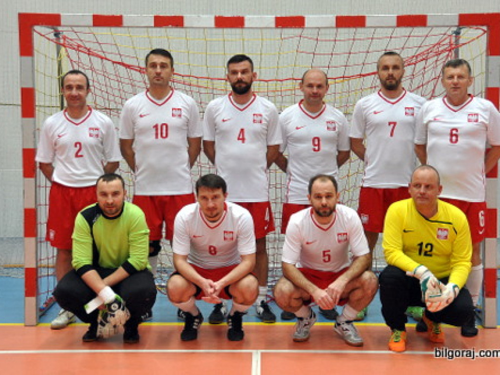 Mecz piłki nożnej halowej reprezentacji Polski księży – Fat Boys Team (FOTO)