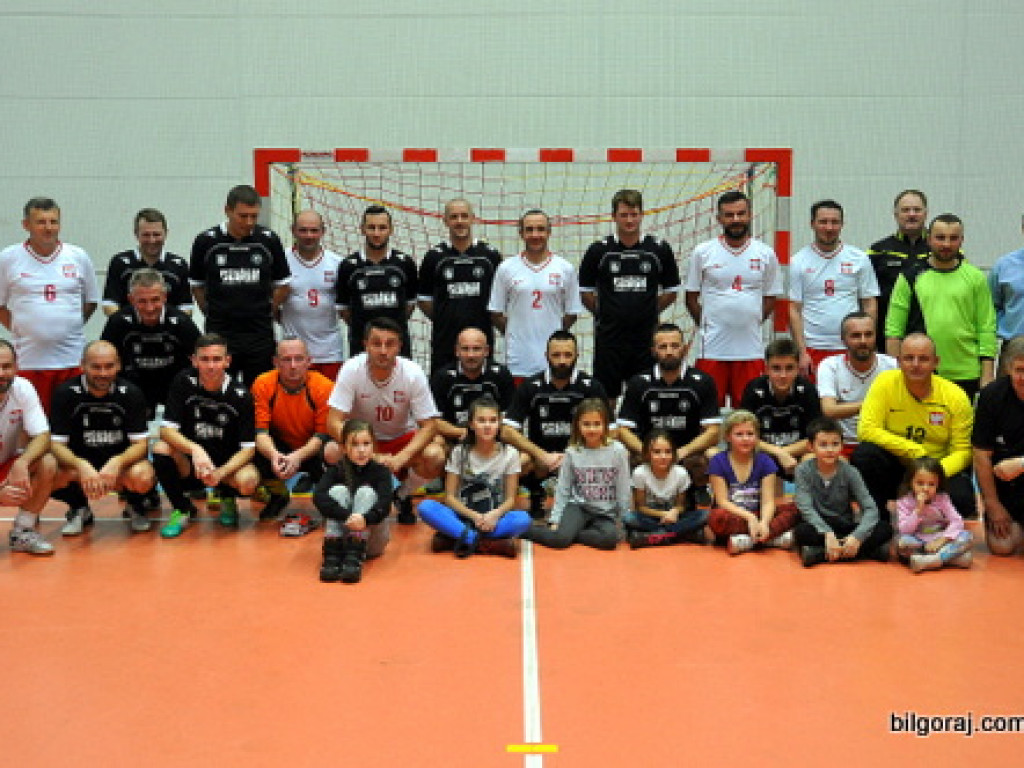 Mecz piłki nożnej halowej reprezentacji Polski księży – Fat Boys Team (FOTO)