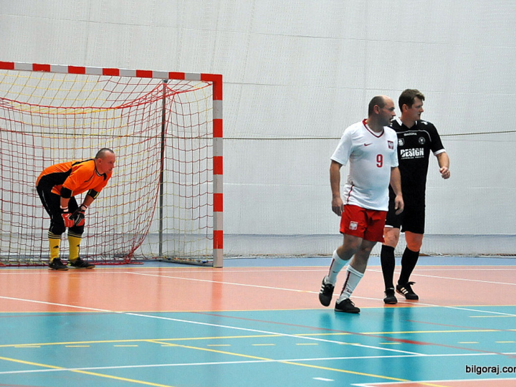 Mecz piłki nożnej halowej reprezentacji Polski księży – Fat Boys Team (FOTO)