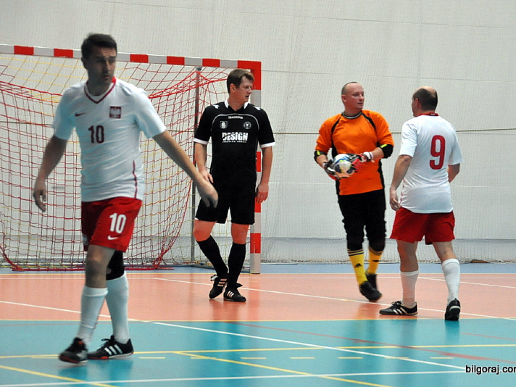 Mecz piłki nożnej halowej reprezentacji Polski księży – Fat Boys Team (FOTO)