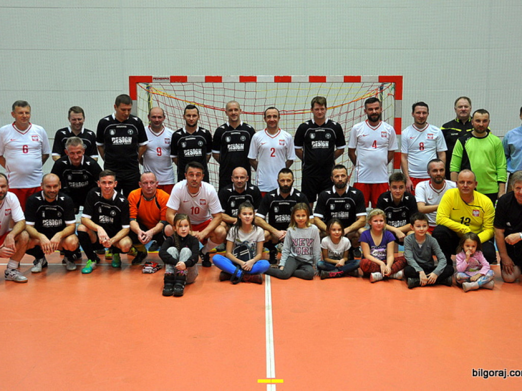 Mecz piłki nożnej halowej reprezentacji Polski księży – Fat Boys Team (FOTO)