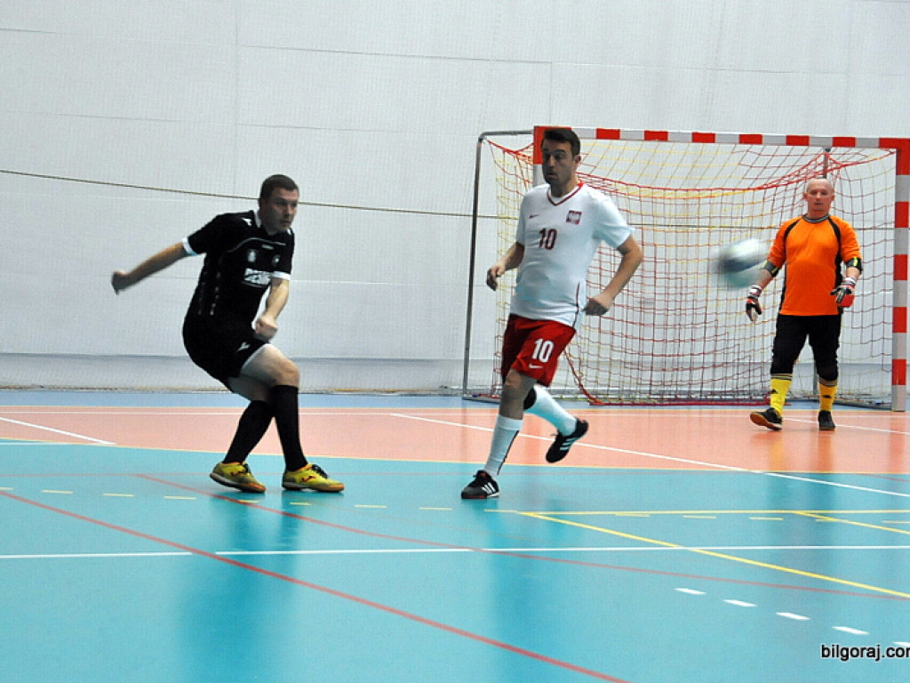 Mecz piłki nożnej halowej reprezentacji Polski księży – Fat Boys Team (FOTO)