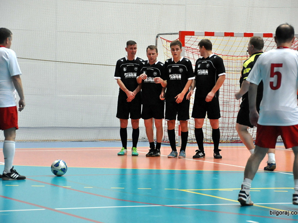 Mecz piłki nożnej halowej reprezentacji Polski księży – Fat Boys Team (FOTO)