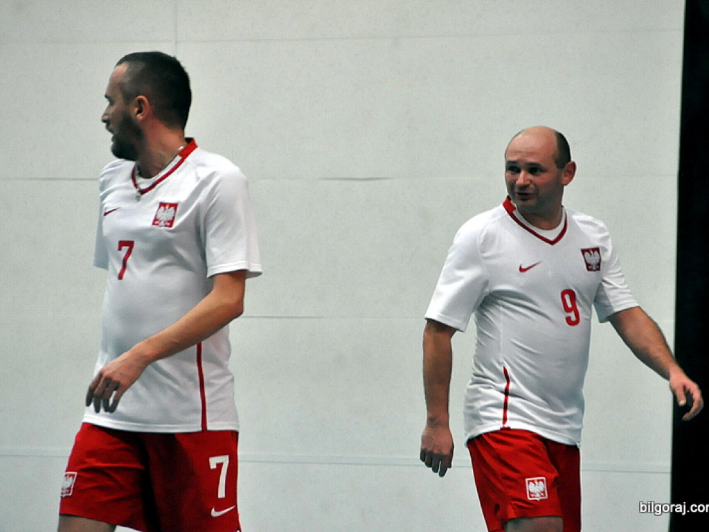 Mecz piłki nożnej halowej reprezentacji Polski księży – Fat Boys Team (FOTO)