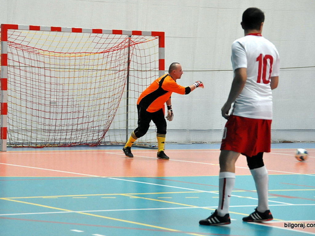 Mecz piłki nożnej halowej reprezentacji Polski księży – Fat Boys Team (FOTO)