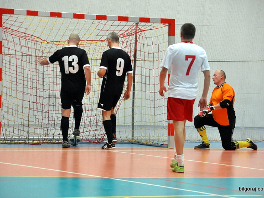 Mecz piłki nożnej halowej reprezentacji Polski księży – Fat Boys Team (FOTO)