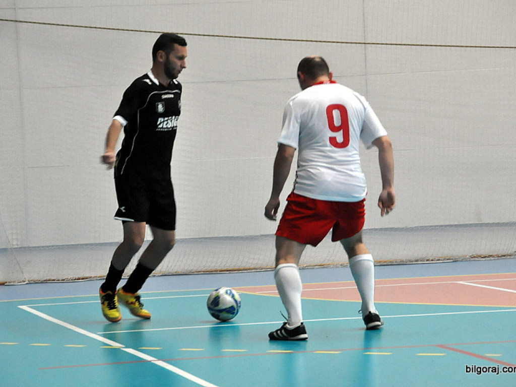 Mecz piłki nożnej halowej reprezentacji Polski księży – Fat Boys Team (FOTO)