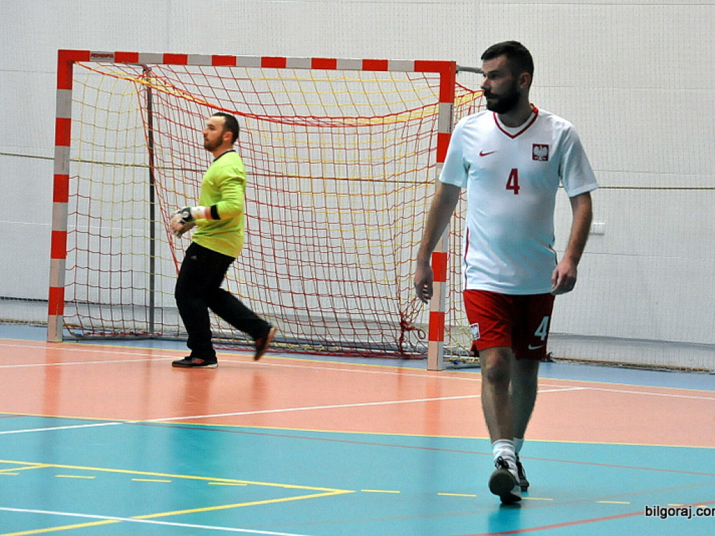 Mecz piłki nożnej halowej reprezentacji Polski księży – Fat Boys Team (FOTO)