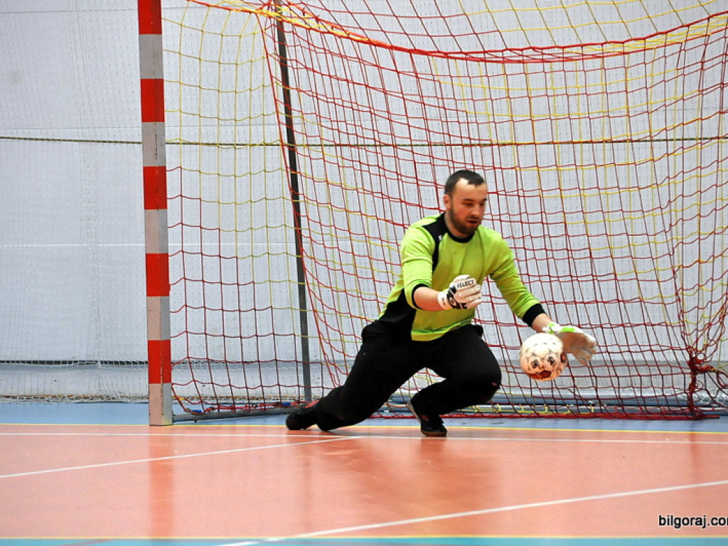 Mecz piłki nożnej halowej reprezentacji Polski księży – Fat Boys Team (FOTO)