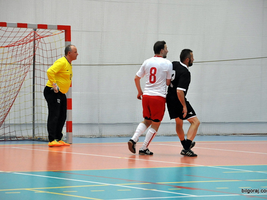 Mecz piłki nożnej halowej reprezentacji Polski księży – Fat Boys Team (FOTO)