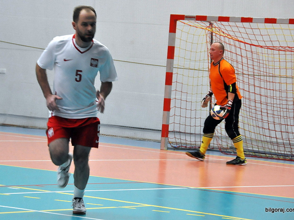 Mecz piłki nożnej halowej reprezentacji Polski księży – Fat Boys Team (FOTO)