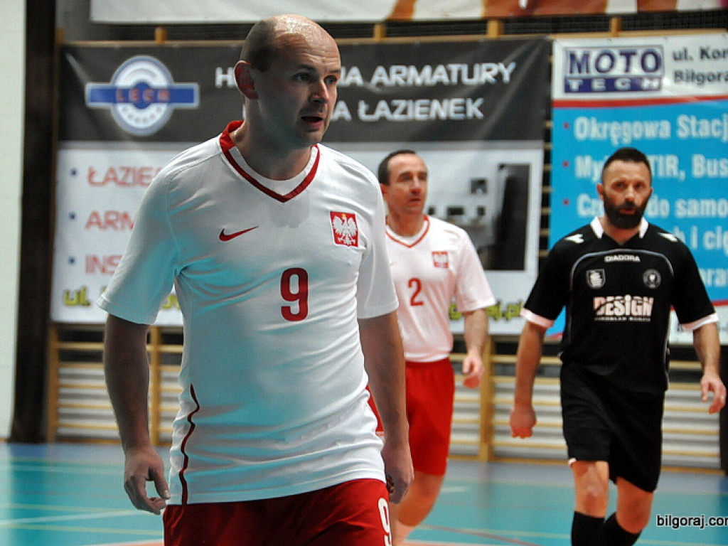 Mecz piłki nożnej halowej reprezentacji Polski księży – Fat Boys Team (FOTO)