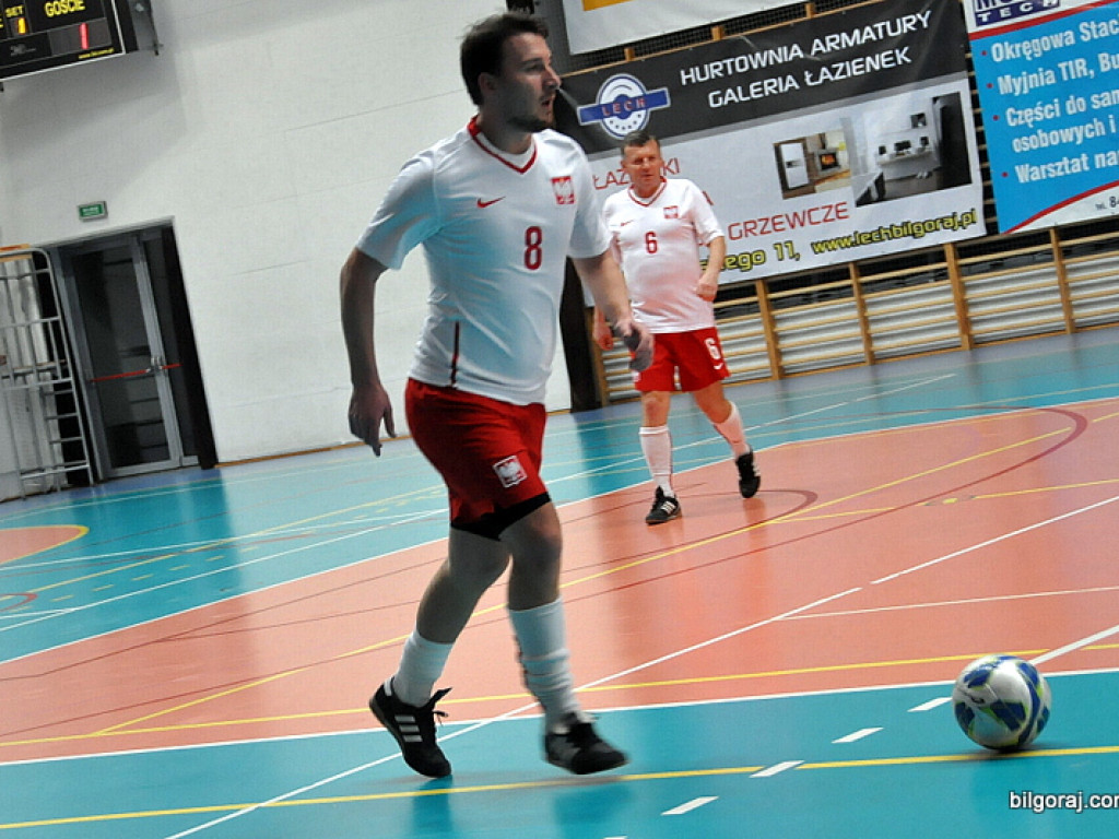 Mecz piłki nożnej halowej reprezentacji Polski księży – Fat Boys Team (FOTO)