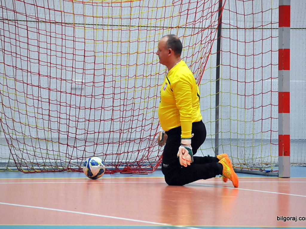 Mecz piłki nożnej halowej reprezentacji Polski księży – Fat Boys Team (FOTO)