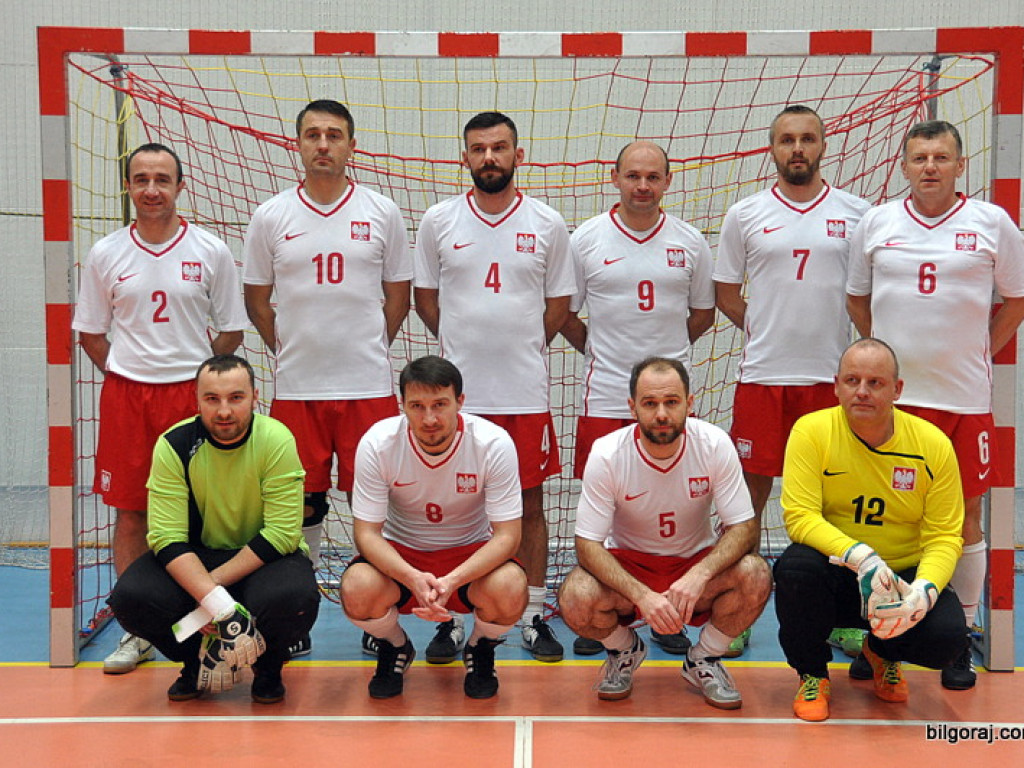 Mecz piłki nożnej halowej reprezentacji Polski księży – Fat Boys Team (FOTO)
