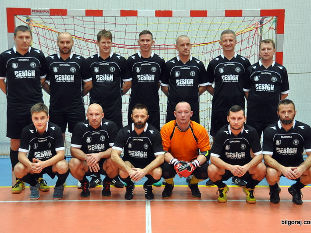 Mecz piłki nożnej halowej reprezentacji Polski księży – Fat Boys Team (FOTO)