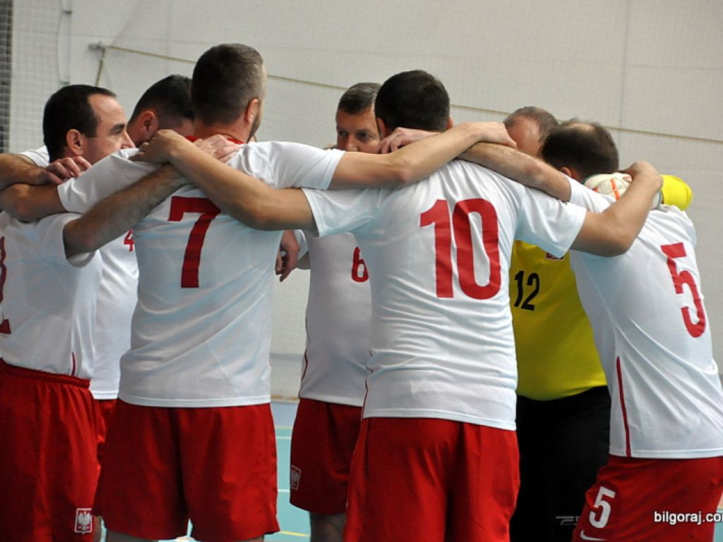 Mecz piłki nożnej halowej reprezentacji Polski księży – Fat Boys Team (FOTO)