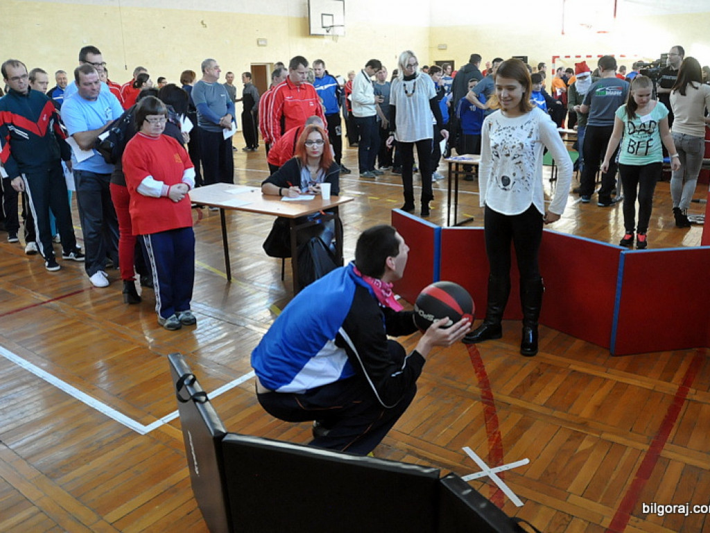 Mikołajkowe rywalizacje sportowe osób niepełnosprawnych (FOTO, VIDEO)