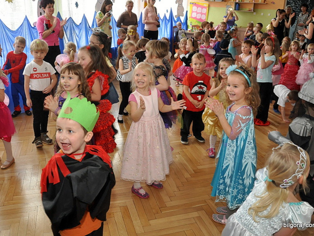 Karnawałowe szaleństwo na balu w Samorządowym Przedszkolu Nr 3