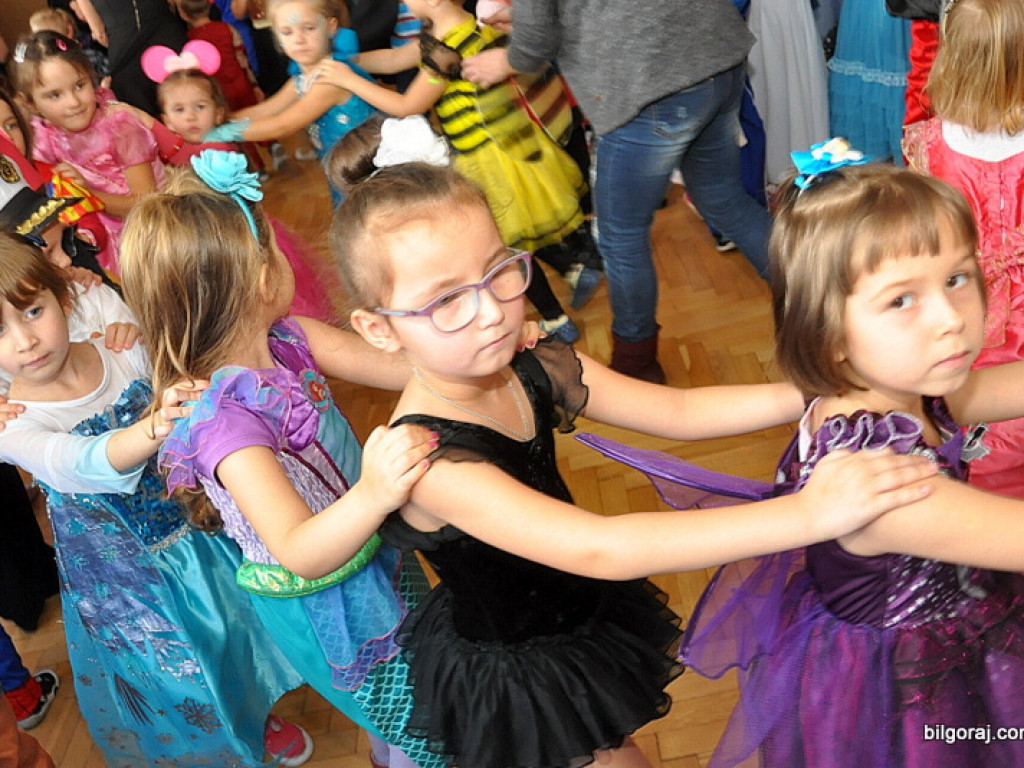 Karnawałowe szaleństwo na balu w Samorządowym Przedszkolu Nr 3